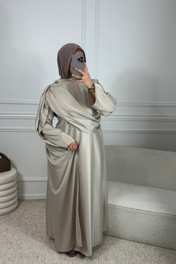 Robe cape satinée – beige