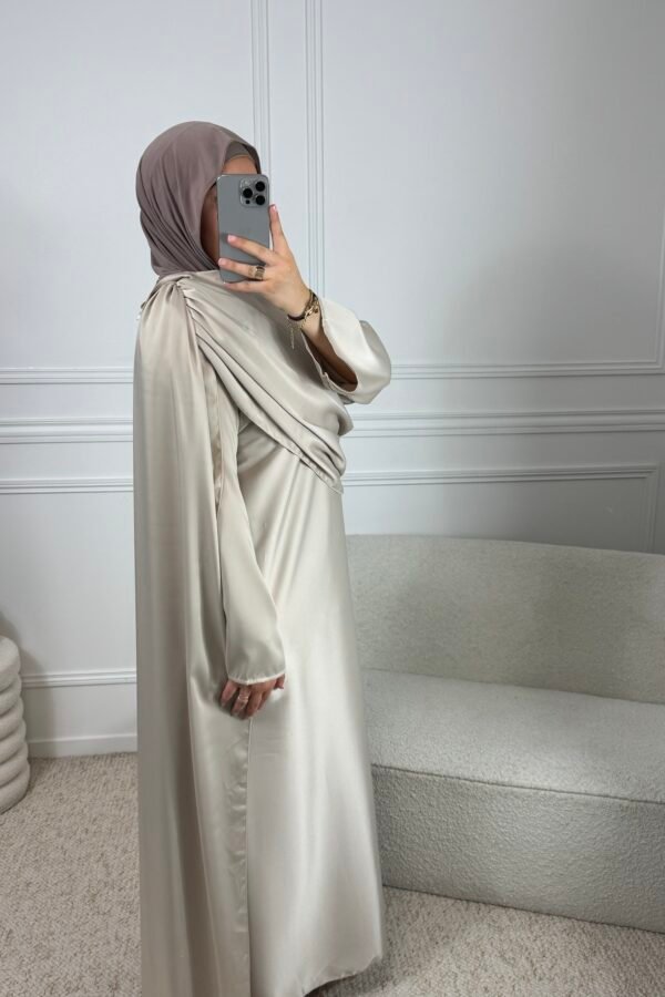 Robe cape satinée – beige